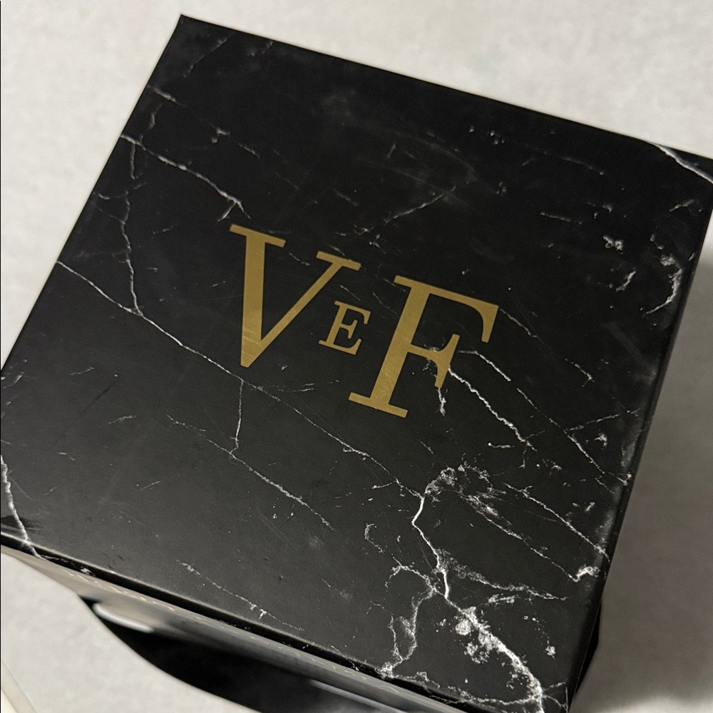 Venus Et Fleur Pink Roses in Black Box - Picture 5 of 9